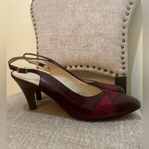 Vintage SALVATORE FERRAGAMO Burgundy heels. Size 9,5 B